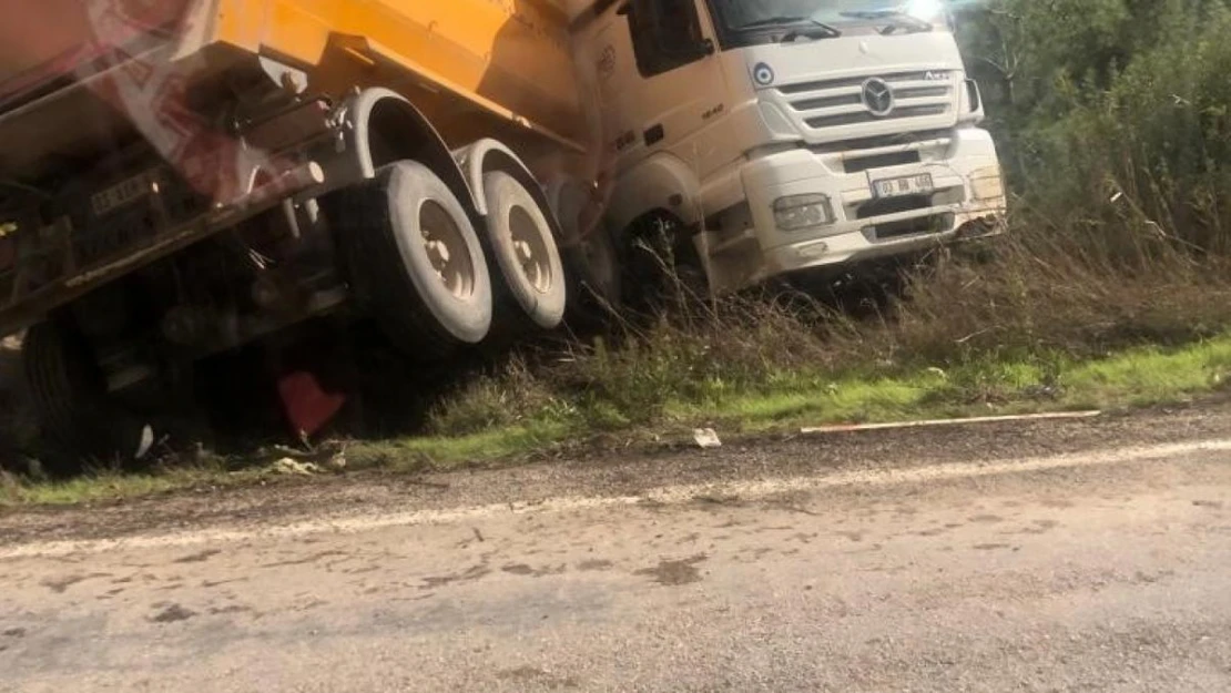 Kayganlaşan yolda kontrolü kaybolan tır devrildi: 1 yaralı