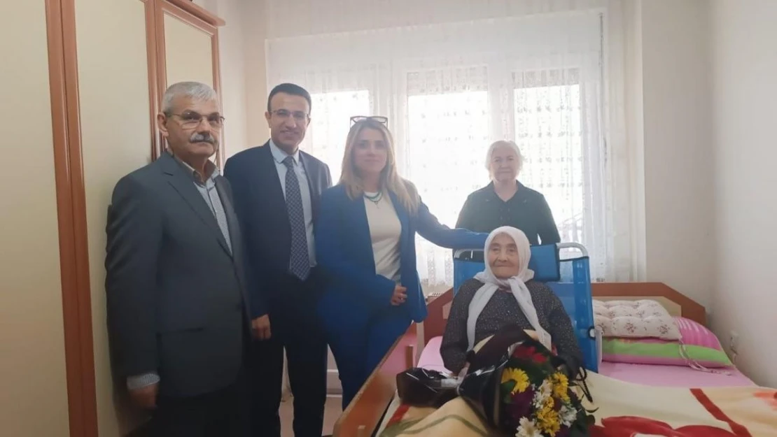 Kaymakam Akpay'dan 106 yaşındaki Zehra nineye ziyaret