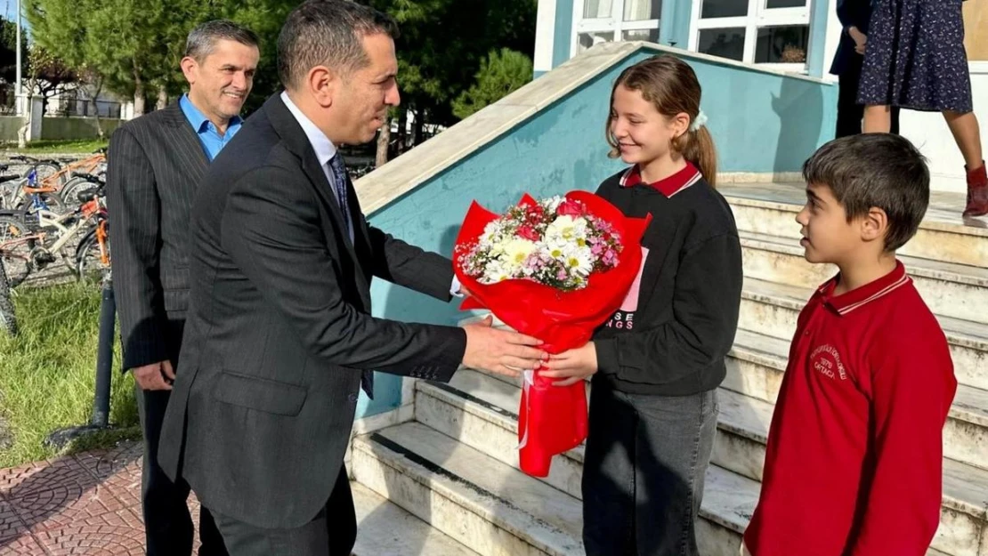 Kaymakam Aktaş'ı öğrenciler çiçekle karşıladı