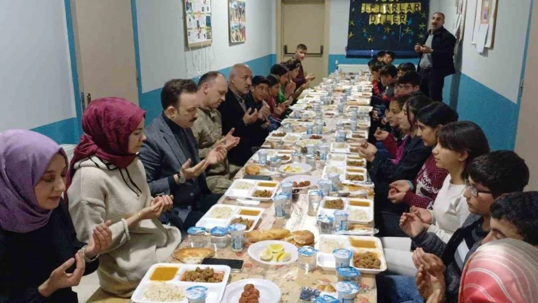 Kaymakam Bayram ve eşi öğrencilerle iftar yaptı