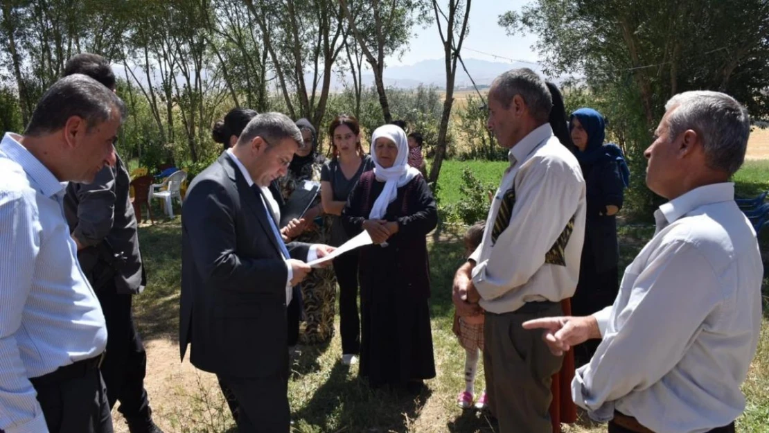 Kaymakam Çimşit yangında 7 ineğini kaybeden Ölmez ailesini ziyaret etti