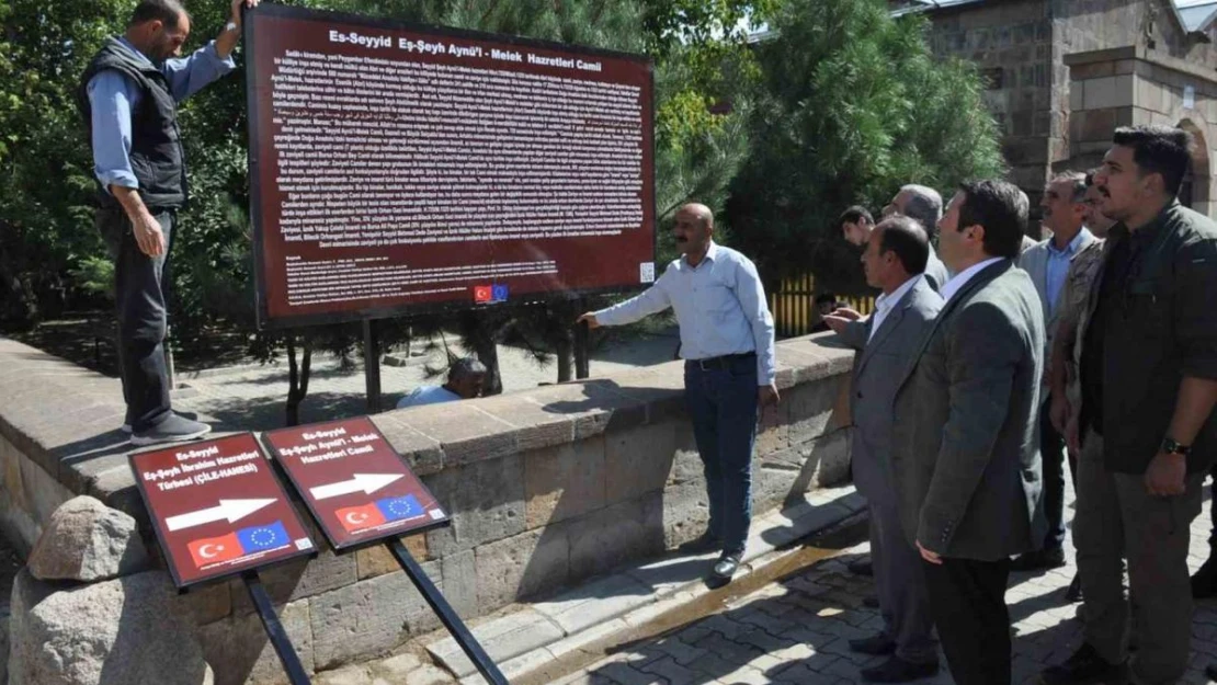 Kaymakam Ocak, tarihi Esenlik köyünü ziyaret ederek yönlendirme tabelalarının yerleştirmesini gerçekleştirdi