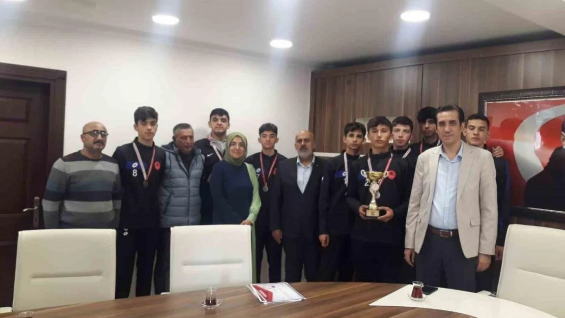 Kaymakam Topsakaloğlu, dereceye giren sporcuları kabul etti