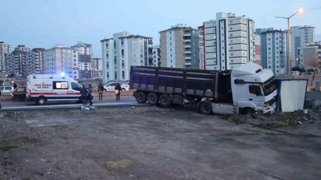 Kayseri'de faciadan dönüldü: Yoldan çıkan tır konteynıra girdi