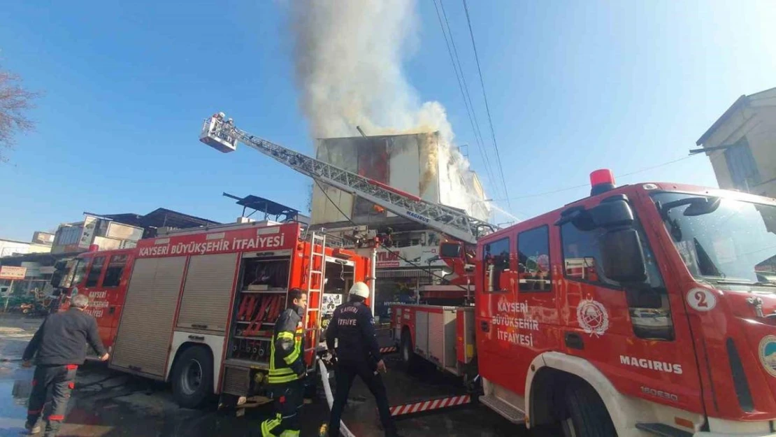 Kayseri'de iş yeri deposunda yangın