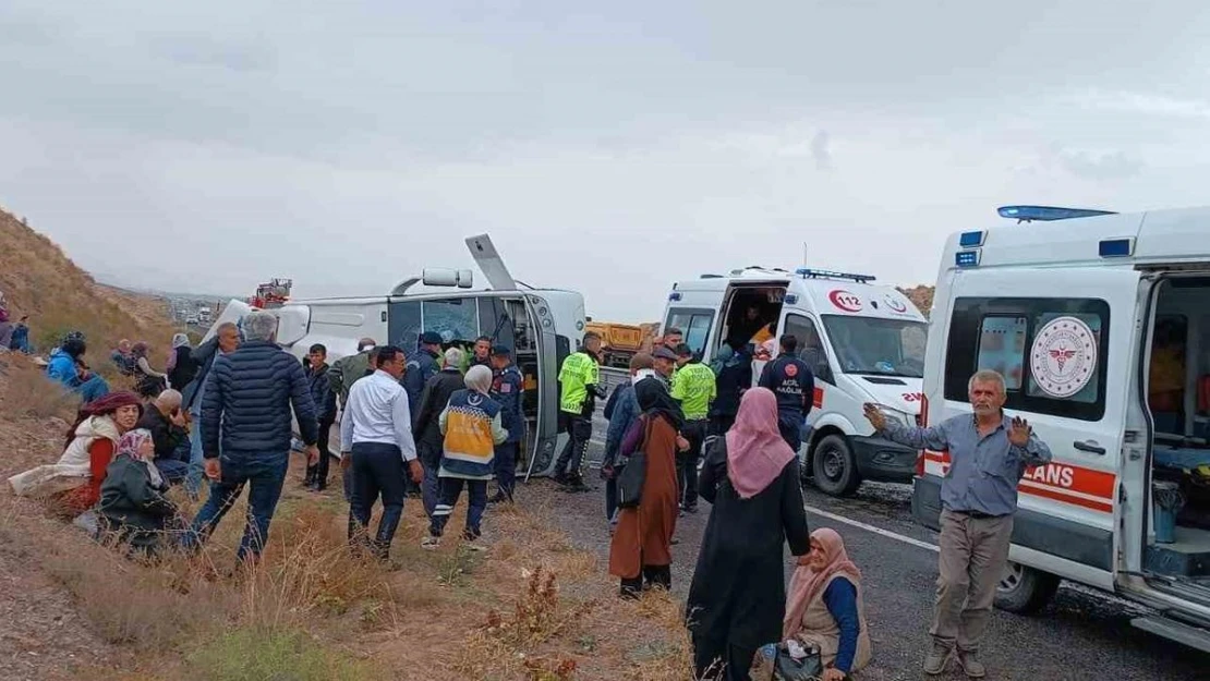 Kayseri'de midibüs devrildi: 15 yaralı