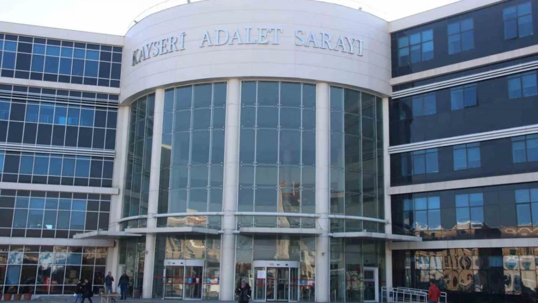 Kayseri'de ortaokula kadar eniştesi olarak bildiği babasını öldüren kadın hakim karşısına çıktı