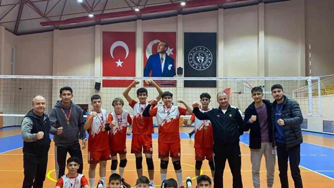 Kayseri Elit Voleybol Spor Midi erkeklerde şampiyon oldu