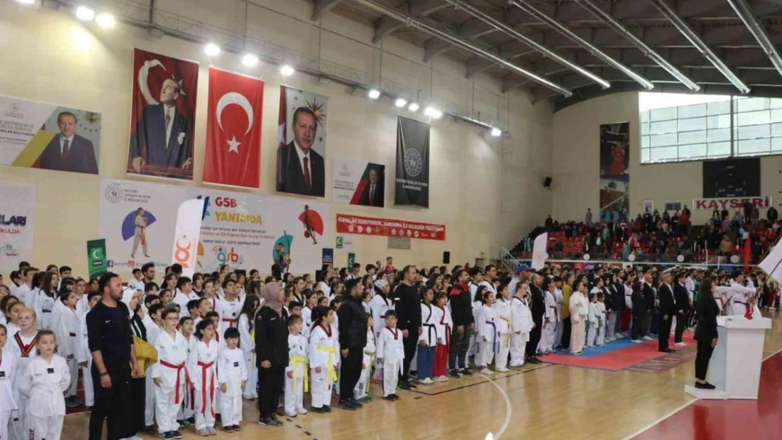 Kayseri Taekwondo sporcuları kuşak atladı