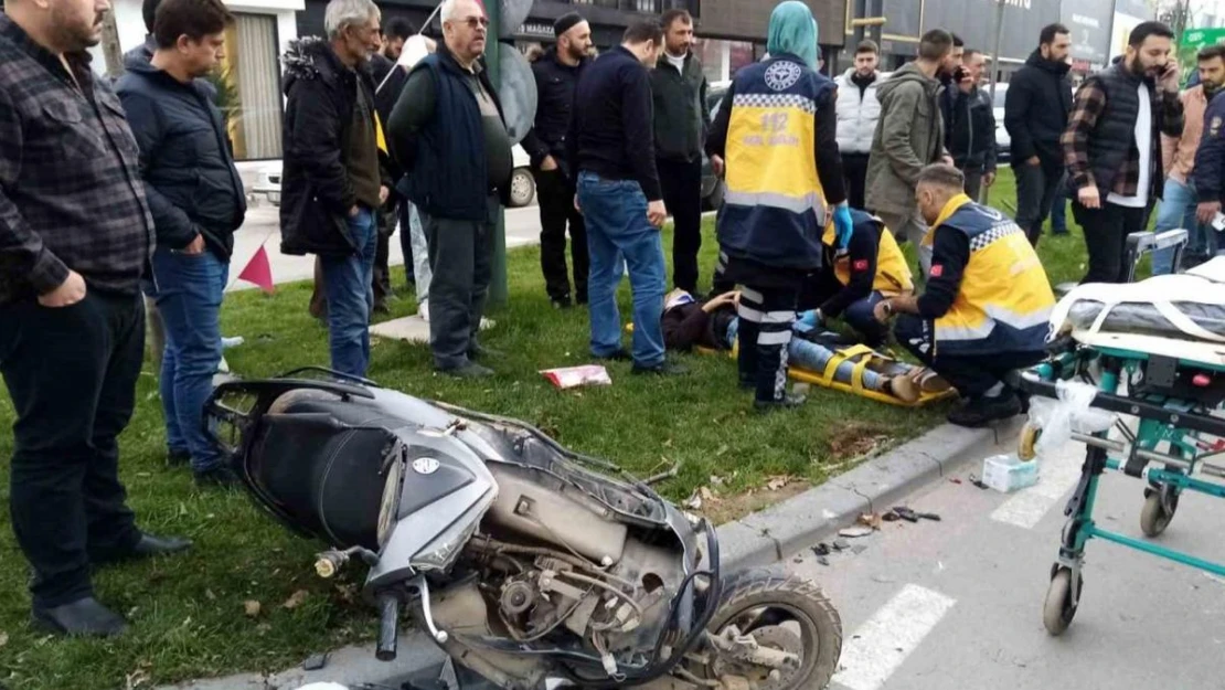 Kaza anı kamerada...Otomobil ile çarpışan motosikletteki 2 genç yaralandı