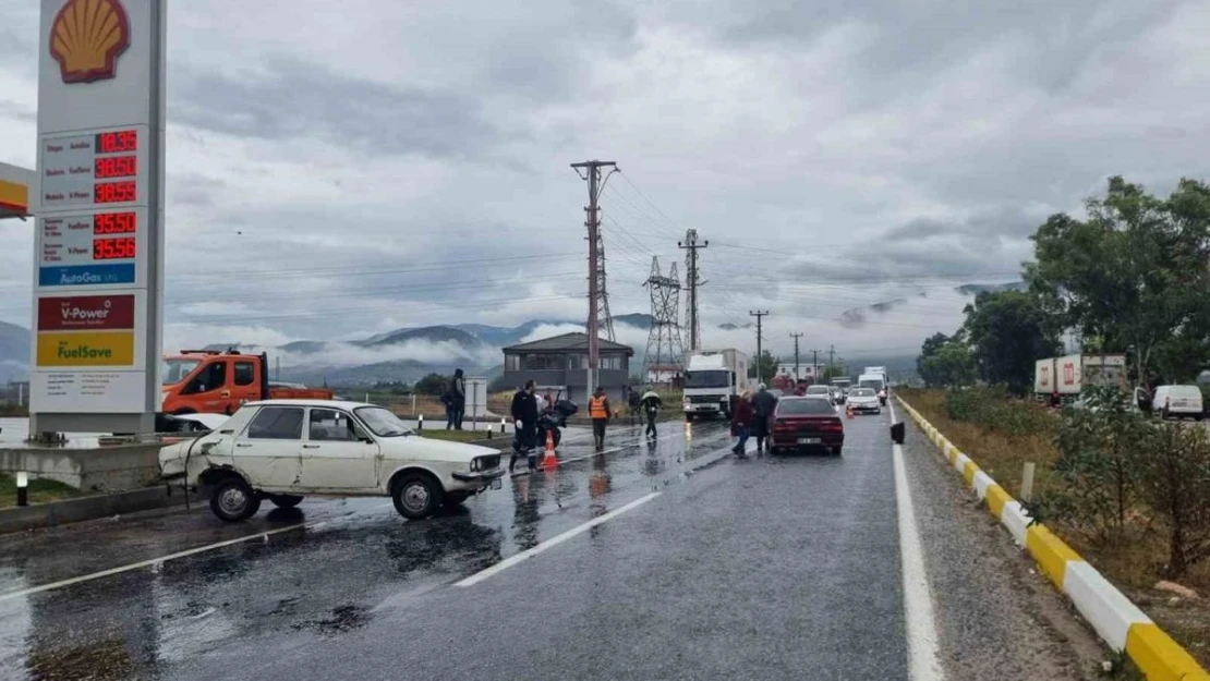 Kaza böyle geldi, araçlar yolda metrelerce kaydı