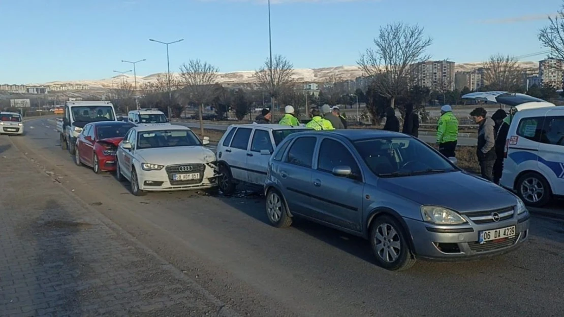 Kaza kazaya neden oldu, 10 araç birbirine girdi