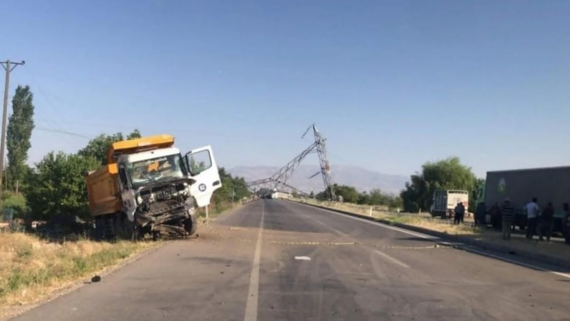 Böyle kaza görülmedi... Yüksek gerilim hattı direği yola düştü... Trafik felç oldu