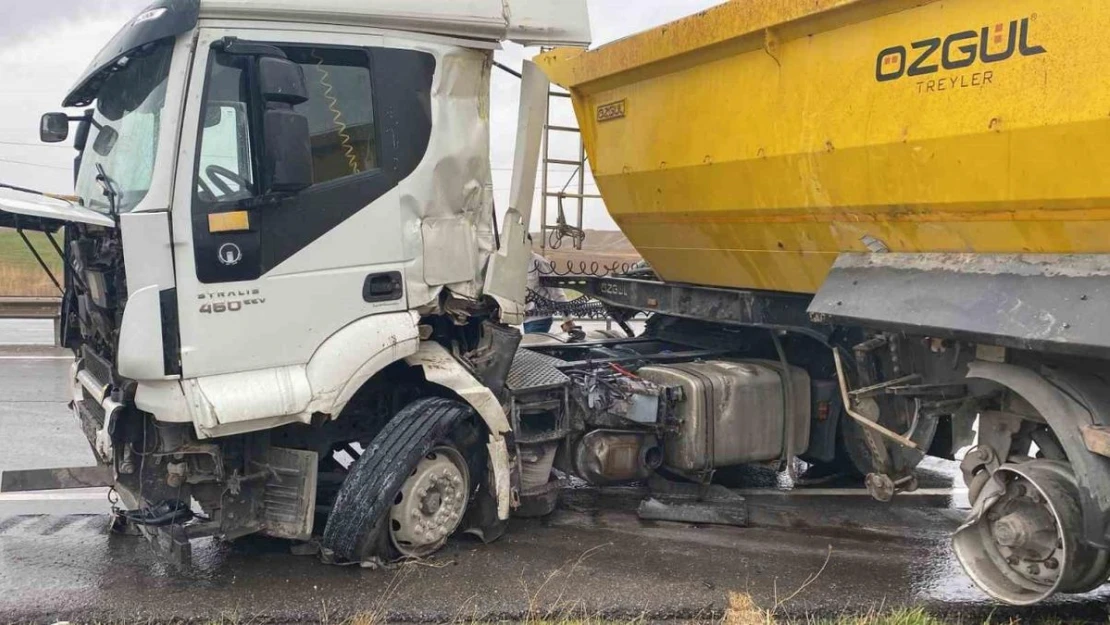 Kaza yapan kamyona çarpmamak için yavaşlayan araca, başka bir araç çarptı