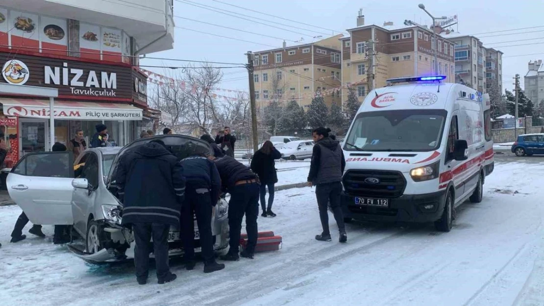 Kaza yapan otomobil, iş yerindeki tavuk pişirme makinesine çarptı: 1 yaralı