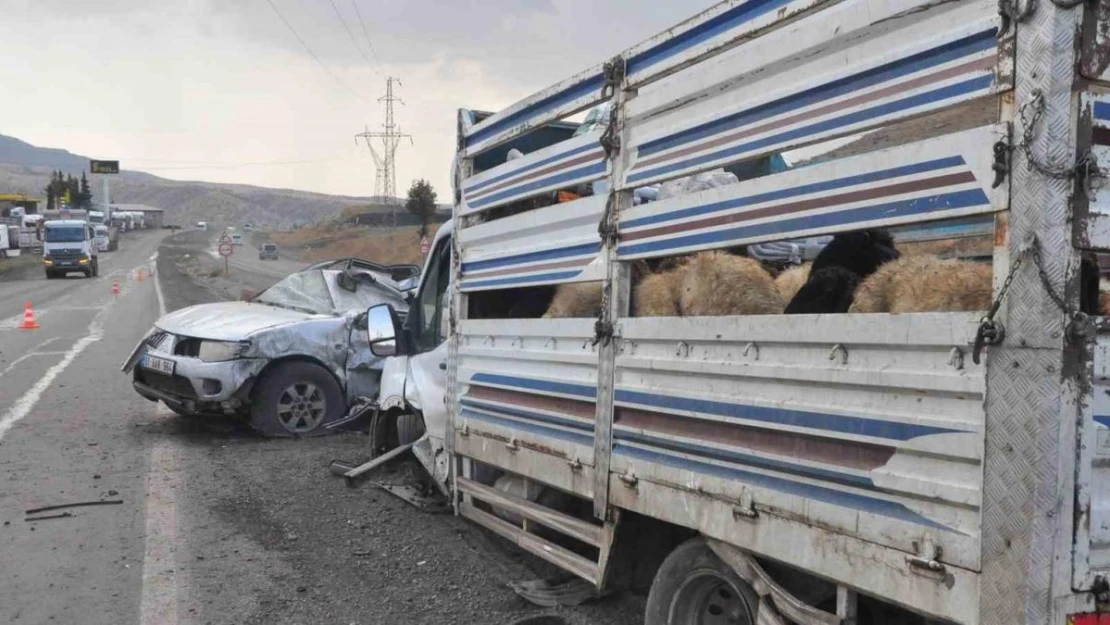 Kaza yapan sürücüyü kurtarmaya çalışırken ezilmekten son anda kurtuldular