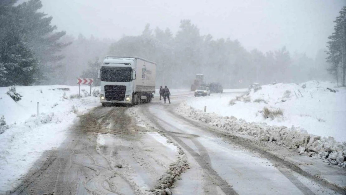 Kazdağları'nda kar yüksekliği yer yer yarım metreye ulaştı, trafik akışı durman noktasına geldi