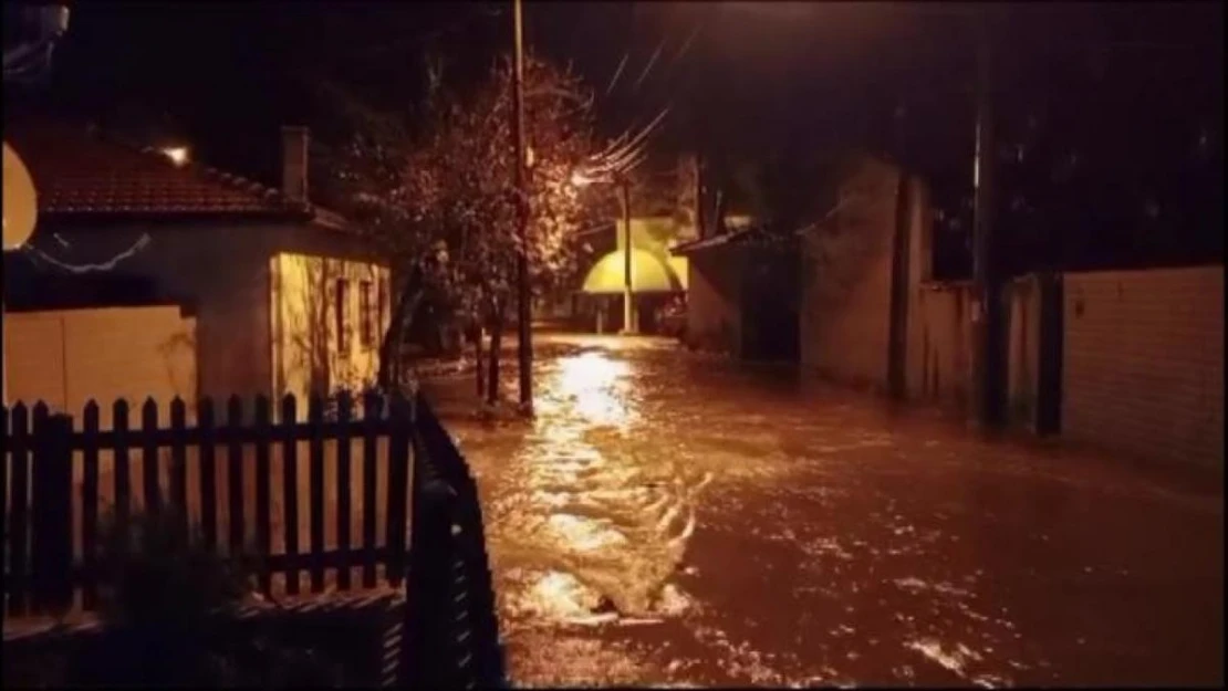 Kazdağları'nın eteklerindeki köylerde sokaklar derelere döndü