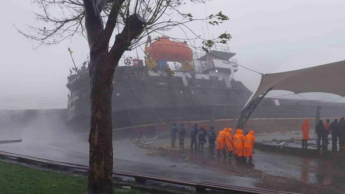 Kdz. Ereğli'de kuru yük gemisi karaya oturdu: 13 mürettebat kurtarıldı