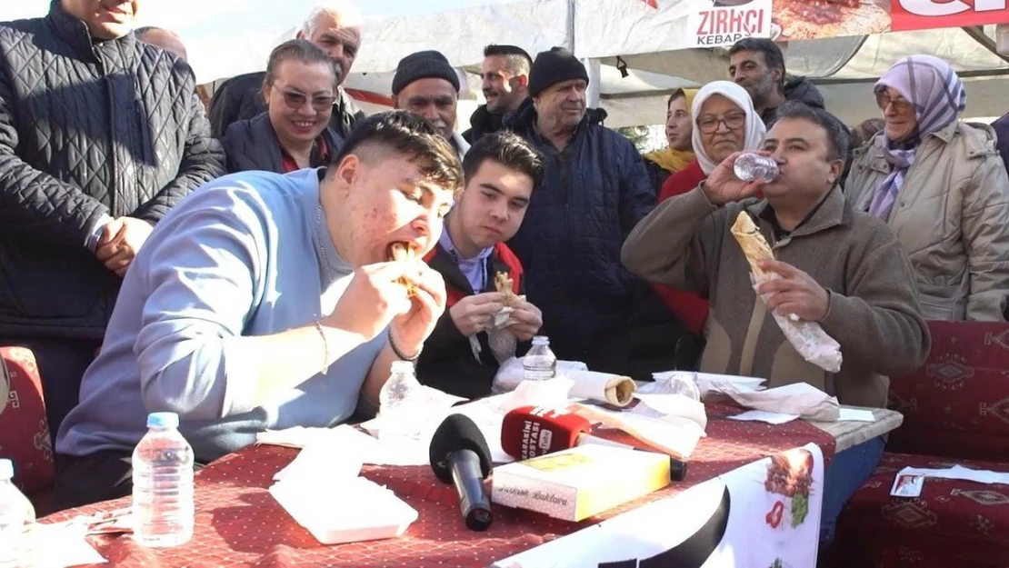 Kebabı en hızlı yiyen altın değerindeki baklavayı kaptı