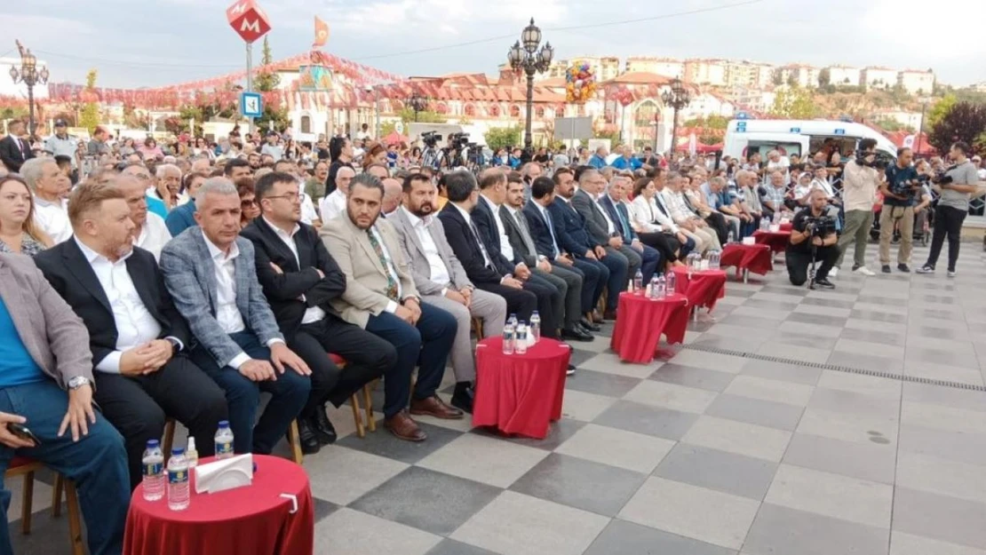 Keçiören Belediyesi vatandaşlara aşure ve lokma dağıttı