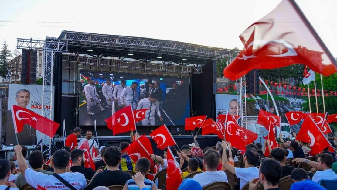 Keçiören'de vatandaşlar Türkiye A Milli Futbol Takımının maçını dev ekranda izledi