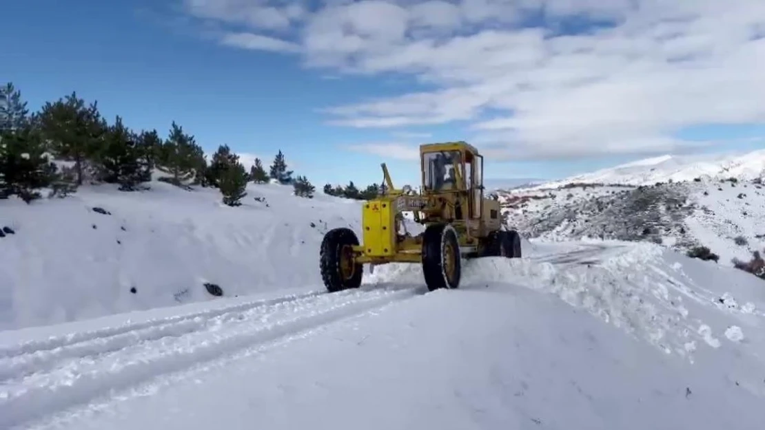 Kemah'ta kar temizleme çalışmaları aralıksız sürüyor