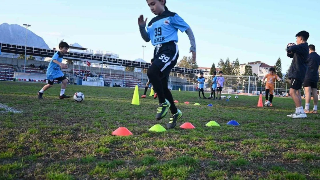 Kemer Belediyesi, geleceğin futbolcularını yetiştiriyor