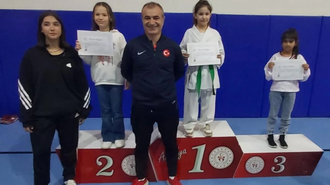 Kemer Belediyesi karate takımından 14 madalya