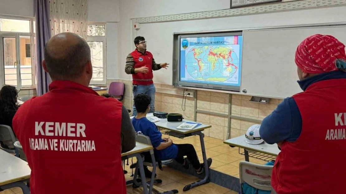 Kemer Belediyesi'nden okullarda deprem farkındalık eğitimi