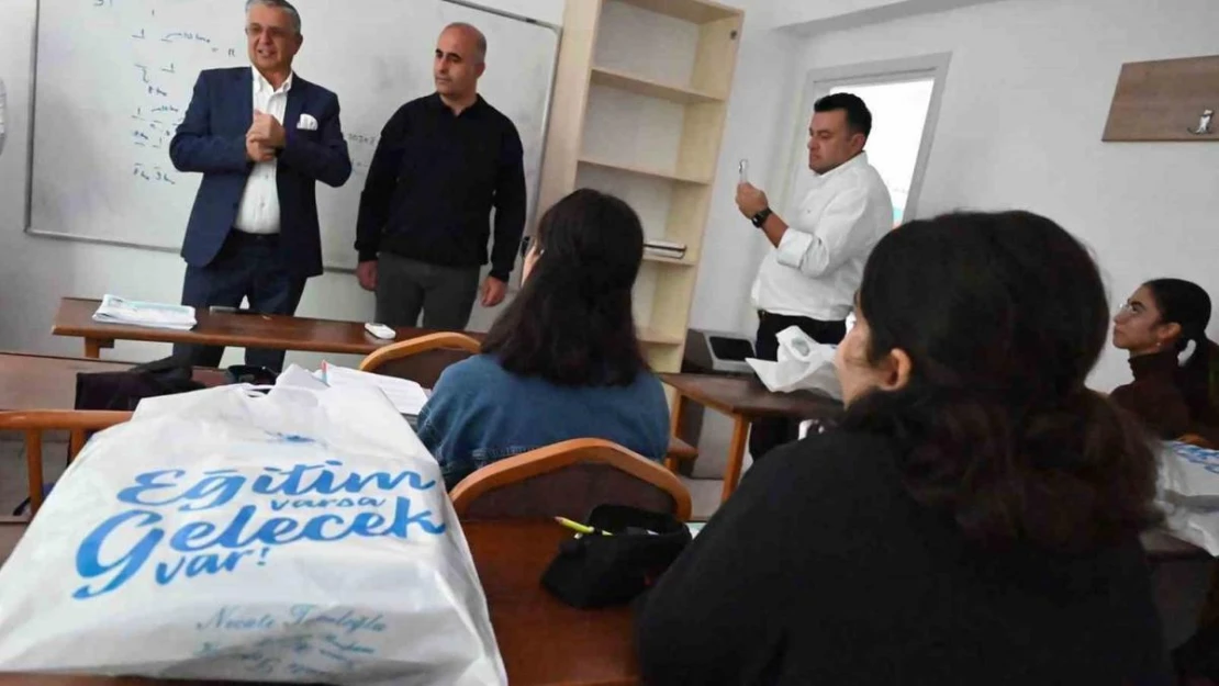 Kemer'de kurs merkezi öğrencilerine ücretsiz kitap dağıtıldı