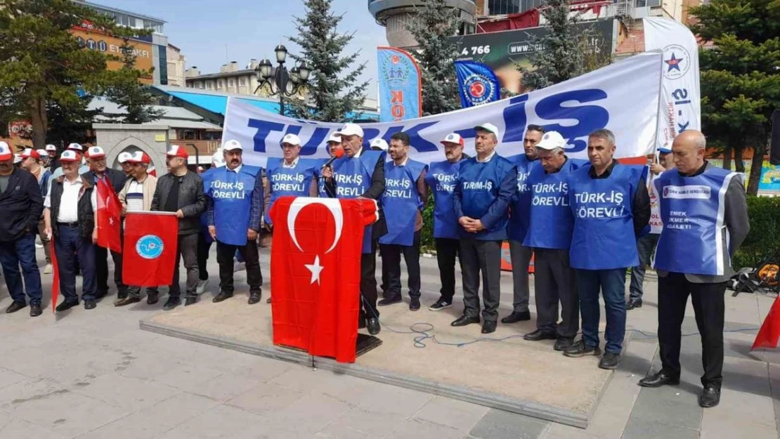 Kent Meydanında 1 Mayıs İşçi Bayramı davul zurna eşliğinde kutlandı