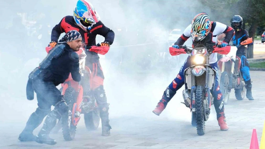 Kentin göbeğinde nefes kesen motocross gösterisi