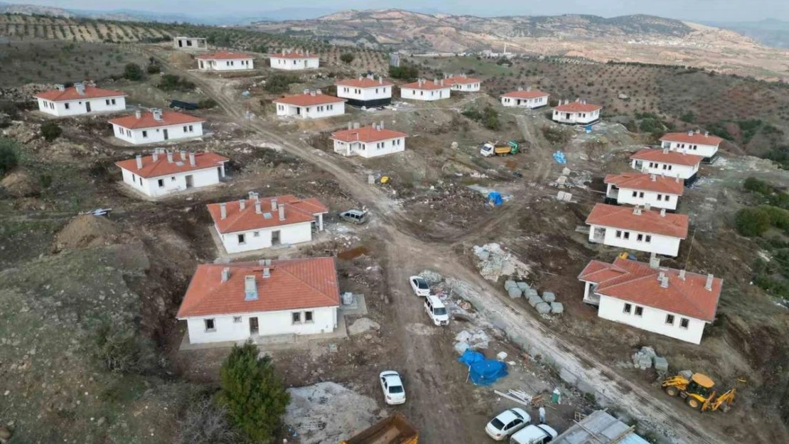 Kilis'te depremzedeler için yapılan köy evlerinin inşası sürüyor