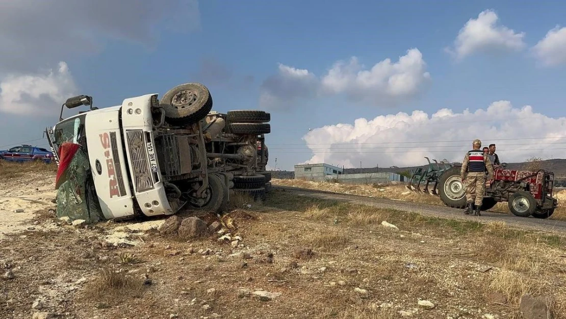 Kilis'te kum yüklü kamyon devrildi: 1 yaralı