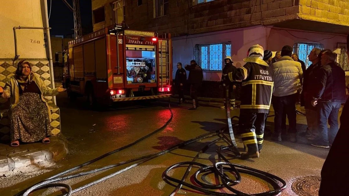 Kilis'te yangın çıkan eve vatandaşlar kovalarla su taşıdı