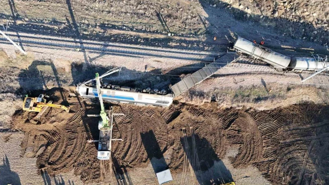 Kırıkkale'de devrilen zift yüklü treni kaldırma çalışmaları sürüyor