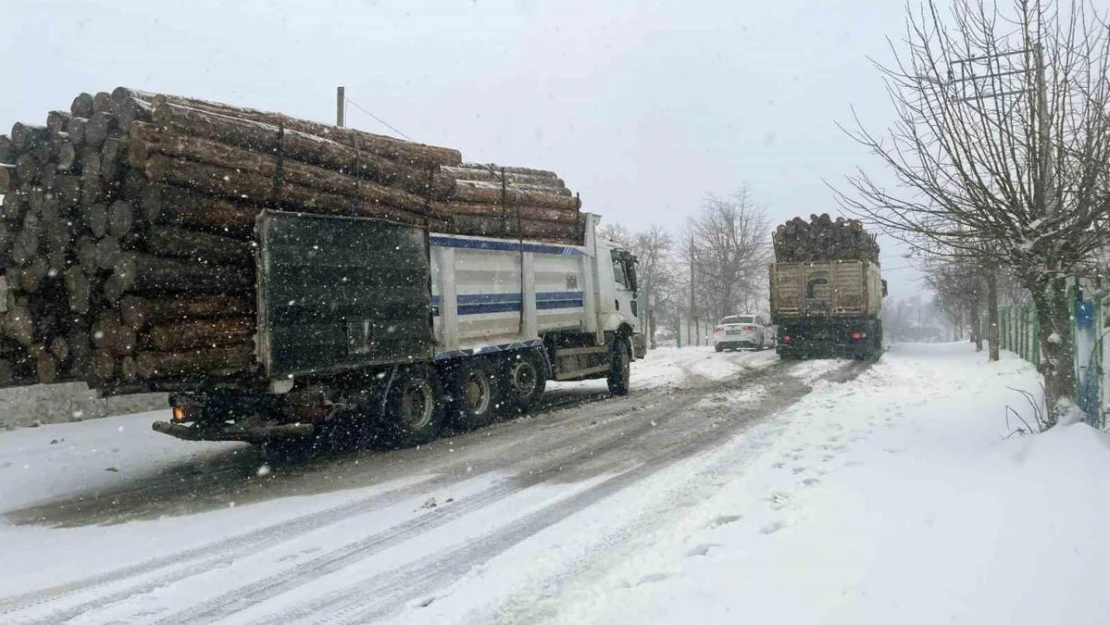 Kırklareli'nde kar sebebiyle araçlar yollarda kaldı