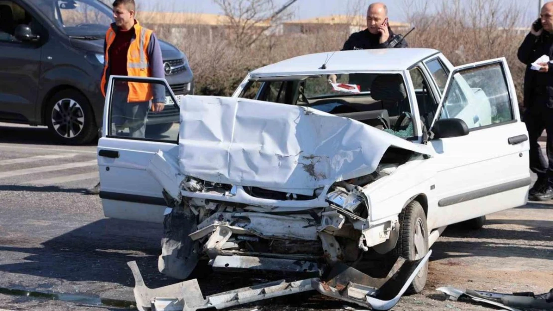 Kırmızı ışıkta bekleyen araca çarpan otomobilin sürücüsü ve eşi hayatını kaybetti