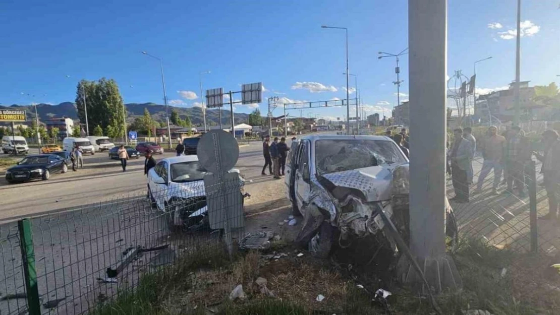 Kırmızı ışıkta geçen sürücü kazaya neden oldu: 4 yaralı