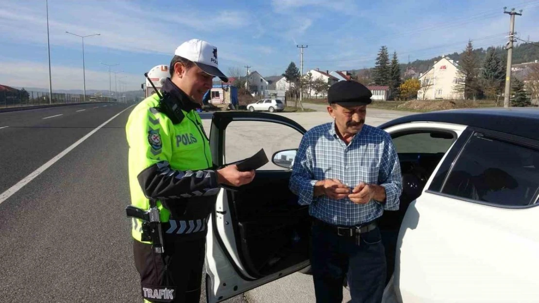 Kırmızı ışıkta geçtiler: 'Sizin lambanız geç yandı'