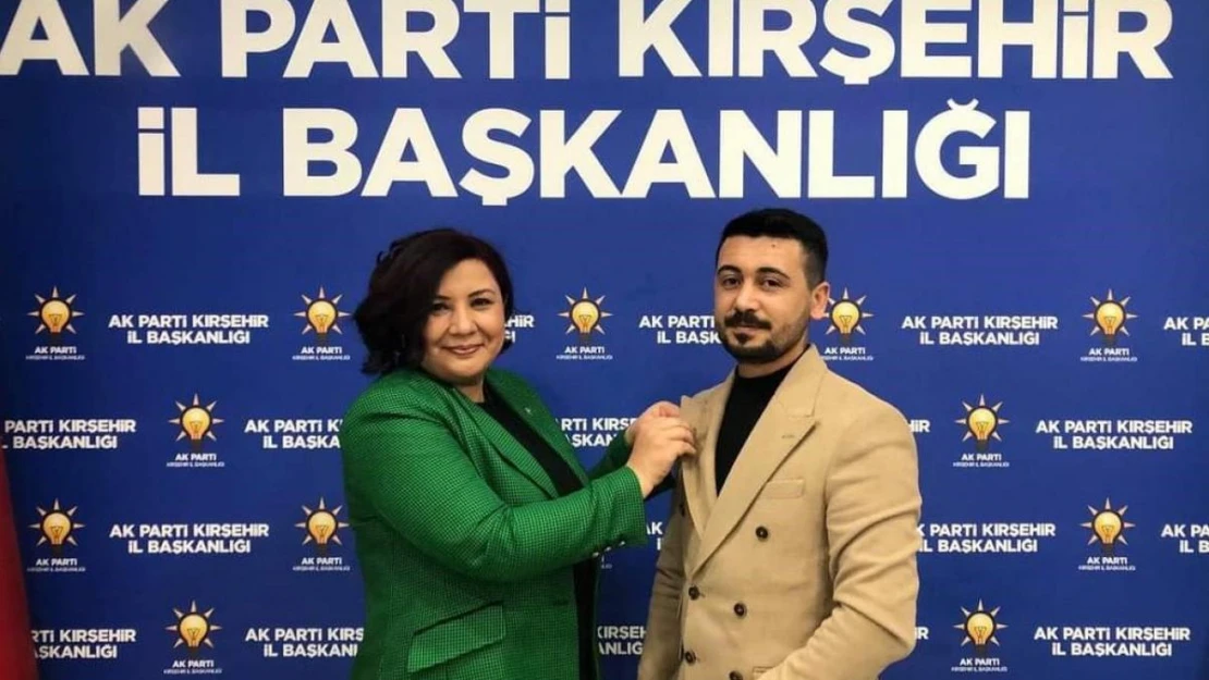 Kırşehir'de CHP'den istifa eden üyeye yeni rozetini AK Parti İl Başkanı Ünsal taktı