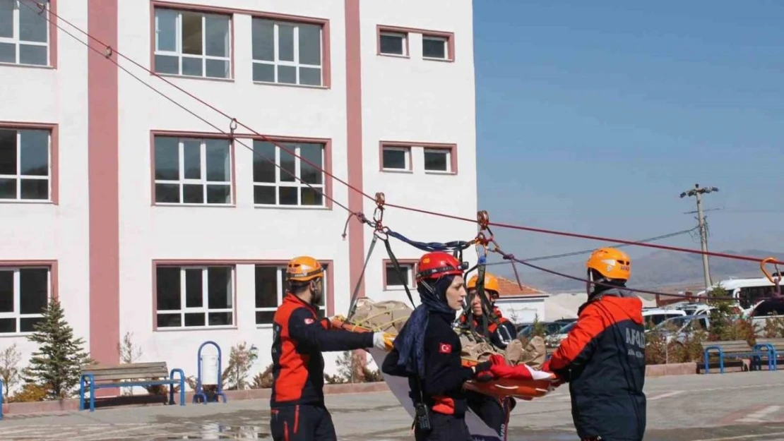 Kırşehir'de gerçeğini aratmayan deprem tatbikatı