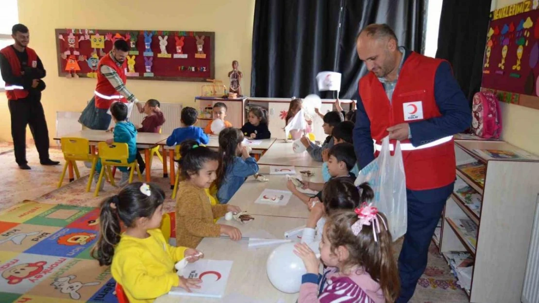 Kızılay Başkanı Yonat öğrencilerle bir araya geldi