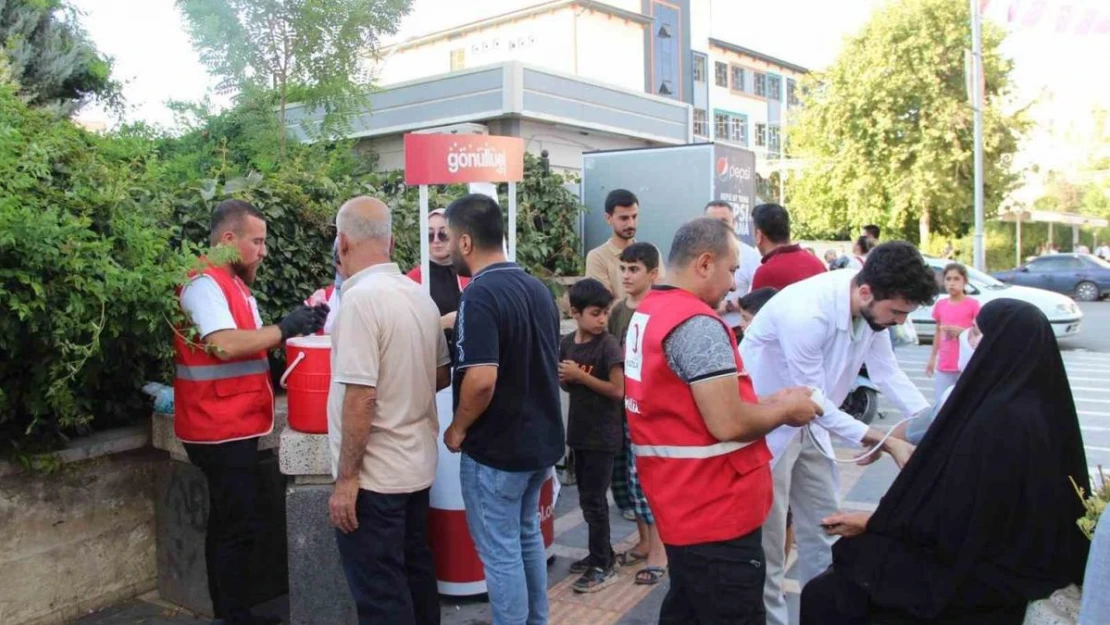 Kızılay Cizre'de tansiyon ölçtü, ayran ve limonata dağıttı