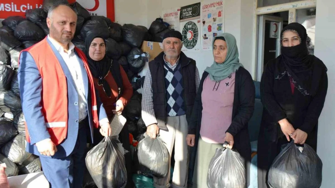 Kızılay'dan 200 kişiye giyim yardımı