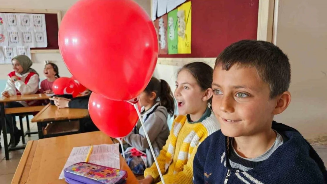 Kızılay'dan Eleşkirt'teki öğrencilere sürpriz ziyaret