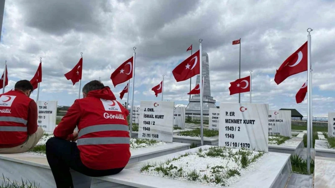 Kızılay'dan şehitlik ziyareti