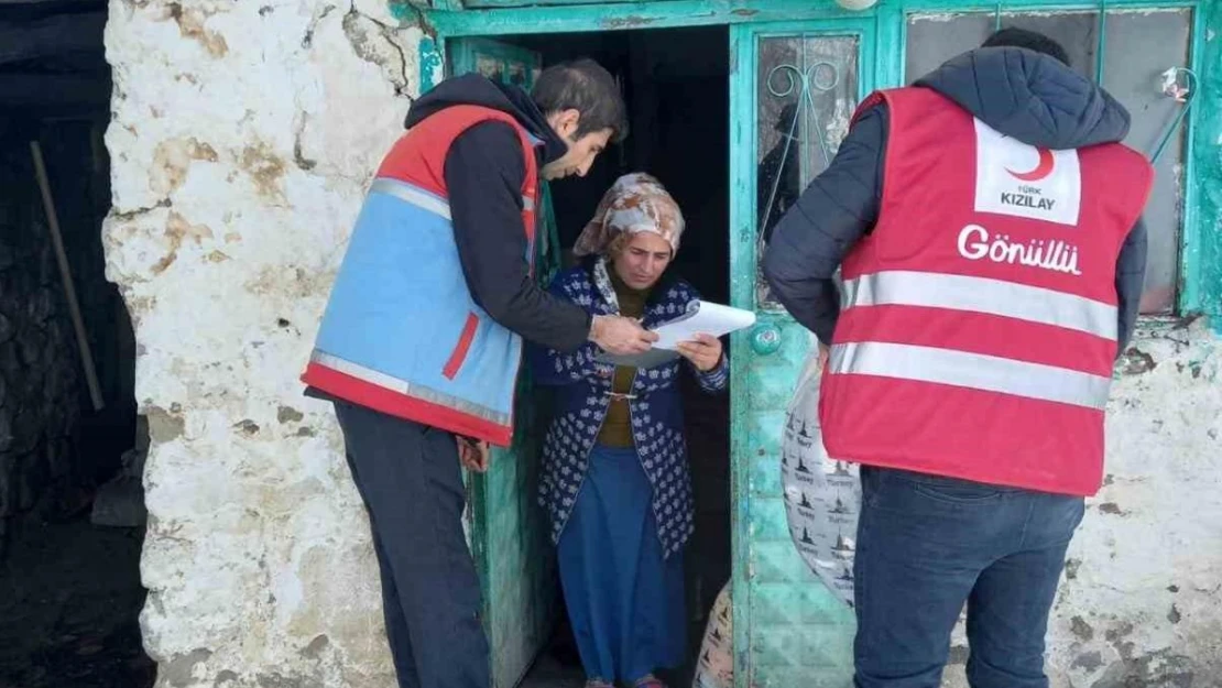 Kızılay ekipleri Hamur'da 470 haneye kıyafet ulaştırdı