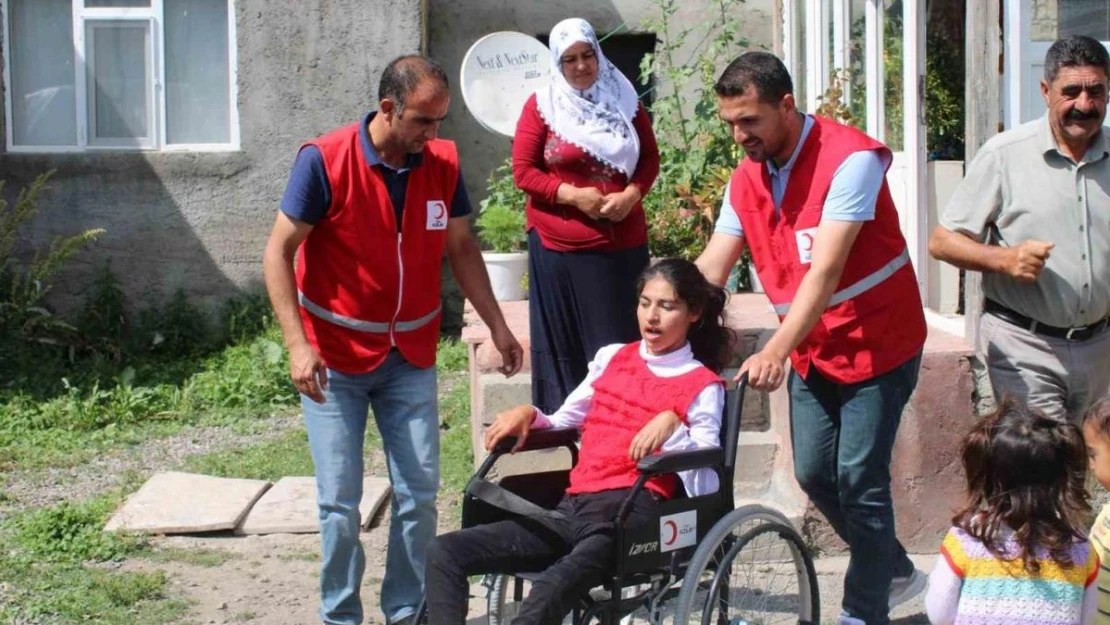 Kızılay engelli bireyleri unutmadı, tekerlekli sandalye hediye etti